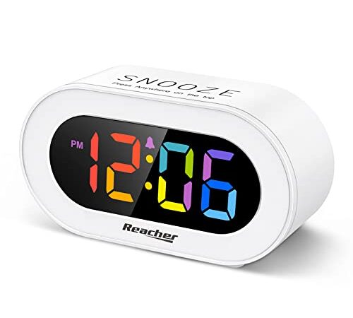 Reacher Kleiner Bunter LED Digital Wecker mit Snooze, Einfach zu Bedienen, Helligkeitsdimmer, Einstellbare Wecklautstärke, Kompaktuhr für Schlafzimmer, Nachttisch, Netzbetrieben (Kein Netzteil)